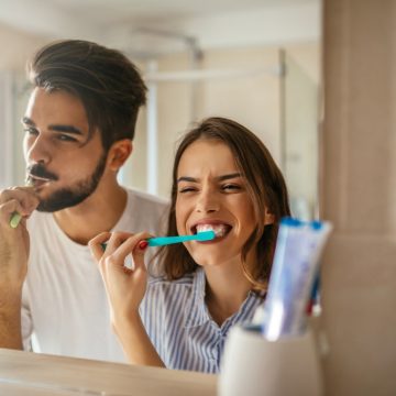jeune couple se brossant les dents